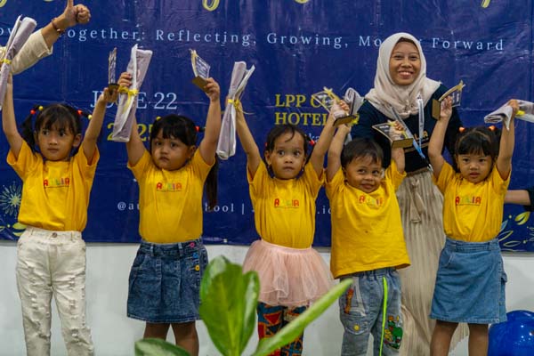 AULIA Preschool: Kelompok Bermain vs. Taman Kanak-Kanak – Kegiatan Pemberian Makanan Tambahan