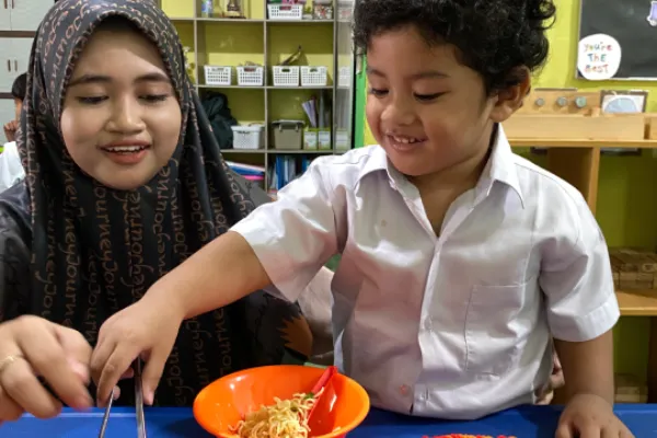 AULIA Preschool: Kelompok Bermain vs. Taman Kanak-Kanak – Pendampingan Kegiatan Pemberian Makanan Tambahan
