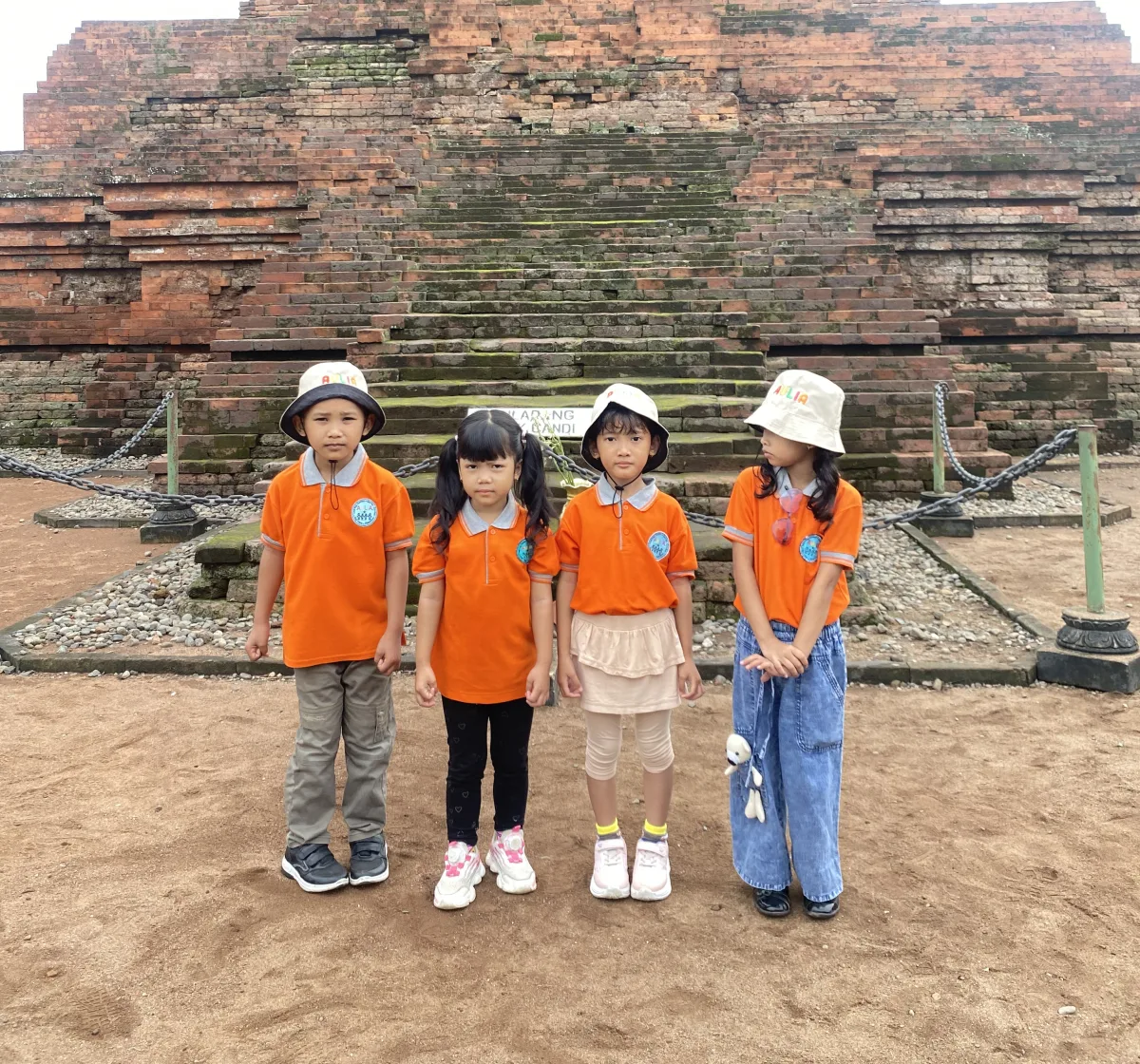 Siswa AULIA Preschool mengenal Candi Brahu secara langsung