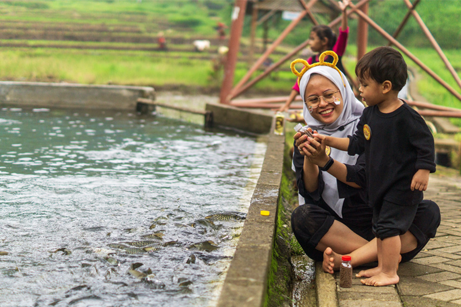 Peserta AULIA Preschool Berkumpul di Pagi Hari yang Masih Gelap untuk Berangkat ke Yogyakarta