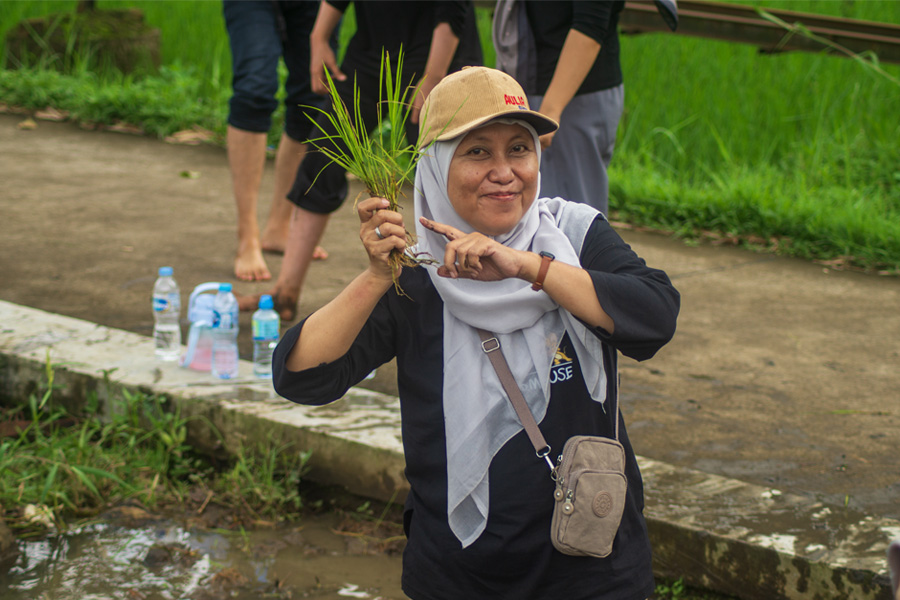Peserta AULIA Preschool Berkumpul di Pagi Hari yang Masih Gelap untuk Berangkat ke Yogyakarta
