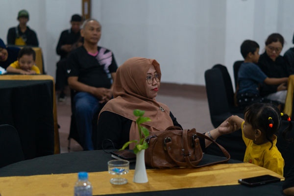 AULIA Preschool Family Gathering: Wali Murid serius menyimak