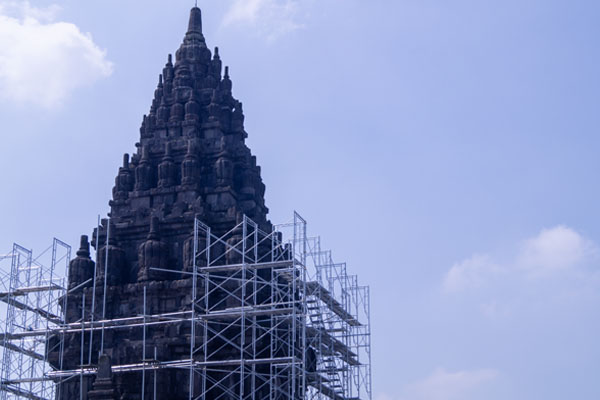 Candi Prambanan sedang dalam proses pemugaran - dokumentasi kunjungan AULIA Preschool