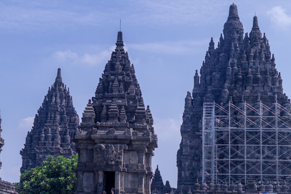 Foto lengkap kompleks Candi Prambanan dari kejauhan – Kegiatan AULIA Goes to Yogyakarta