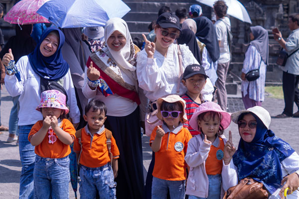 Kelompok 1 berpose kompak di depan Candi Prambanan – Kegiatan luar kelas AULIA Preschool